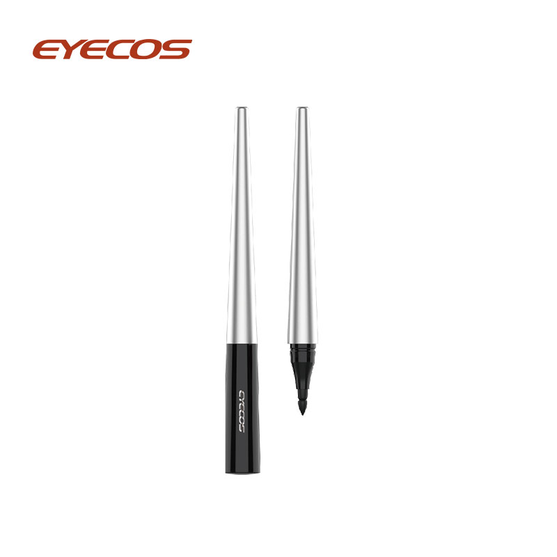 Tragen Sie den Metal Shine Eyeliner auf